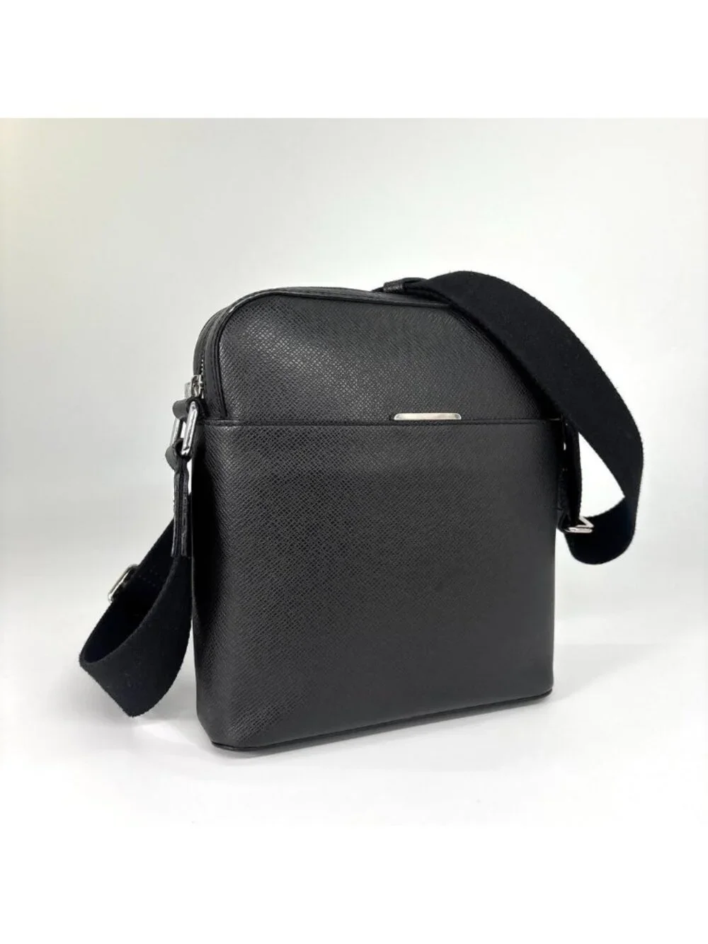 Louis Vuitton Taiga Anton Shoulder Bag